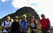 03 Con gli amici 'Tri Bortoi' con da sfondo la Cima delle Galline